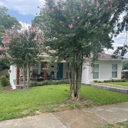 Perfectly located cottage in the heart of town! Walk to everything!