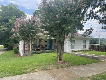 Perfectly located cottage in the heart of town! Walk to everything!