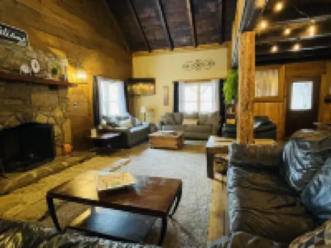 Rustic cabin just outside of Madison! Hotels in Madison