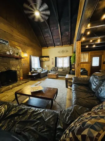 Rustic cabin just outside of Madison! Отели в г. Мэдисон