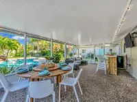 Pool, hot tub, putting green, pickleball, tiki bar, fire pit ウェスト・ブレイドゥントンのホテル