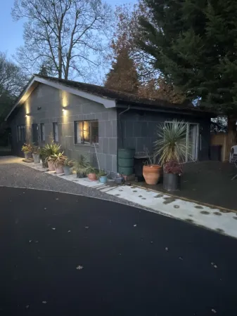 Self contained bungalow near to Lincoln, dog friendly and plenty of car parking.