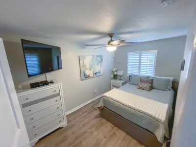 2 bedroom condo with oceanfront one block away 그롬멧 아일랜드 공원 주변 호텔