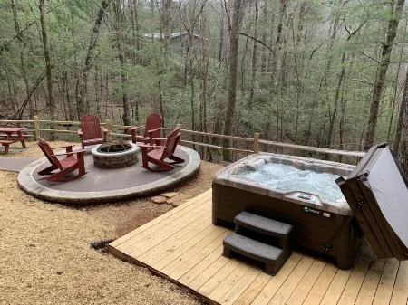 Dog Friendly, Hot Tub, Secluded Log Cabin, Fireplace, Fire Pit, Game Rm, King Bd