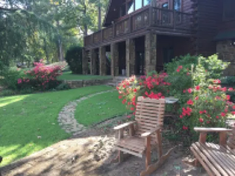 Beautiful Cedar Cabin Connection on Lake Hamilton