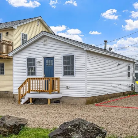 Clean, updated 2-bedroom home, 5 min walk to beach, pets ok, onsite parking!