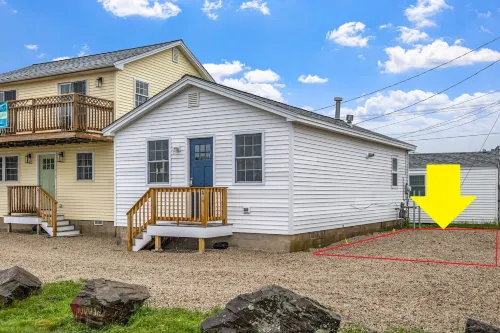 Clean, updated 2-bedroom home, 5 min walk to beach, pets ok, onsite parking!