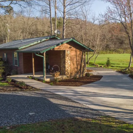 Secluded Creekfront Cabin Mountain Views.• Easy Access for Cars/Cycles•Near TOTD