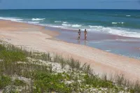 Funky, Fabulous, & Hip MCM Vibe Beach House~Walk to Beach~1 King Bed~2 Queen Bed