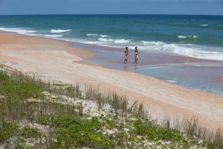 Funky, Fabulous, & Hip MCM Vibe Beach House~Walk to Beach~1 King Bed~2 Queen Bed Отели в г. Ормонд Бич