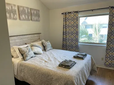 Cozy and warm condo -steps to the beach and Coligny Plaza