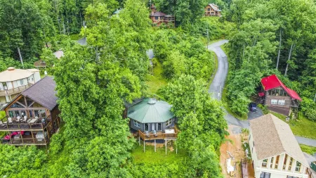 Fall Colors! Big Views! Hot Tub, Modern, 10 Min to Downtown!