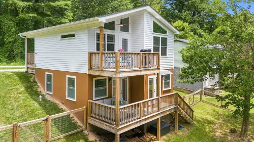 Urban Charmer Near Waterfalls & Wineries w/Fenced Yard- 6 min to Hendersonville - 4-Star