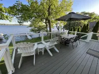 Pewaukee Lake House Rental: 4 Bedrooms, 2.5 Baths, Pier, Pontoon,Family Friendly Hotel a Pewaukee