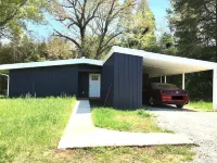 Vaulted Ceilings & Accent Windows--1 mile from CU