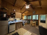 Romantic Get-away Cabin in the woods, w/Hottub next to coolest small town in USA