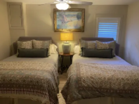 Luxurious Lakefront Retreat