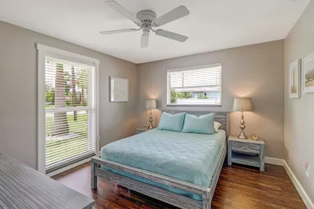 Charming 3Br Lake Home w/ Pool, Hot Tub & Fire Pit