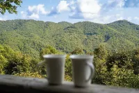 Boone/Blowing Rock Cabin: Hot Tub, Mountain Views, Sleeps 8, Peaceful, Private