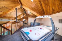 Cozy 2 Bed, 2 Bath Condo on Golf Course with Hot Tub, Sauna & Pool!