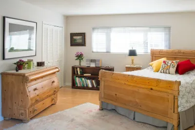 Private Garden Home with Large Saltwater Pool,  Serene Office, Fireplace etc. Hotel berhampiran Van Nuys Amtrak Metrolink