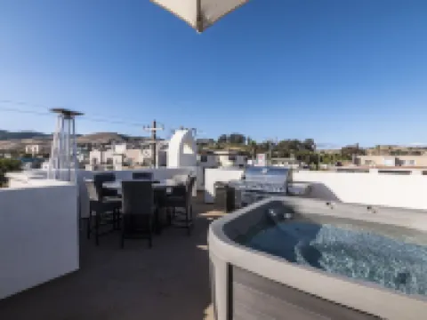 Luxury Condo in the Heart of Downtown Pismo Beach, Rooftop Spa! 322 Stimson Ave,