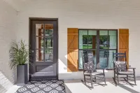 DESIGNERS LUXURY HOME by Gaylord/Lake Grapevine/Slps 24/POOLHOT TUB/ DFW Airport