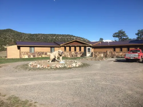 Beautiful riverfront home with BIG views and hot tub Các khách sạn ở Ouray County