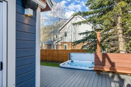 Luxury Home in Town, Hot Tub, Movie Theater, Large Fenced In Yard ⛰ Отели в г. Крестед-Батт