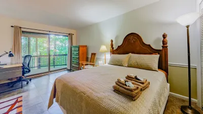 4Br Mountain Retreat Sleeps 12 with Hot Tub Pet Friendly 10Min to Asheville