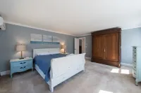 5-Bedroom Vacation Home Just 3 Minutes Drive to Cape Cod Beaches