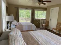 Frio River House + Bunkhouse, Private Volleyball Pool, Pavilion, Riverfront!