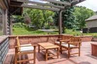 Historic Log Cabin Lodge near downtown Basalt, easy walk to the 2 rivers