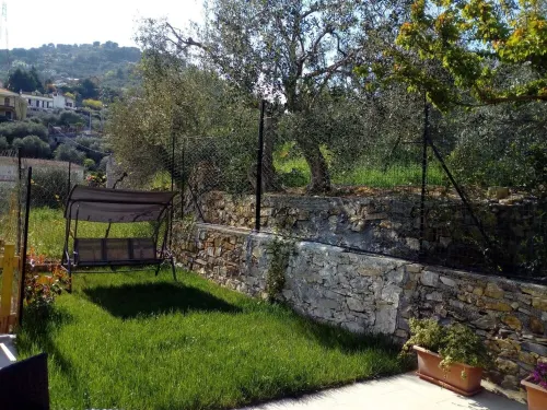 Iris - 150 sqm apartment (3 bedrooms, 2 bathrooms) with garden