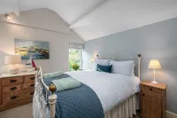Cottage on the harbour front with sea and mountain views in glorious Snowdonia