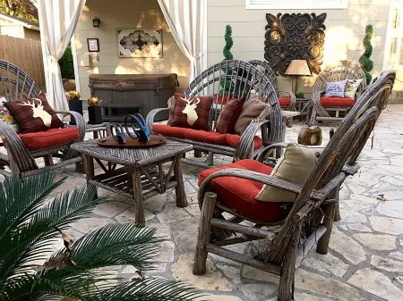 ❤️Luxury Crockett Street Retreat, hot tub and outdoor fireplace! Downtown