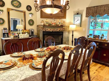 First Monday Trade Days, Spa, Fire Pit, Grill on a 600 SF Covered Party Deck.