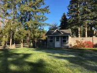 Quiet Country Retreat, 4 Bedroom Rambler on 9 Acres in Rural Edgewood Sleeps 9