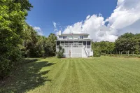 Oceanfront Home, Stunning Views, Sun Deck, Screened Porch, Walk to restaurants!