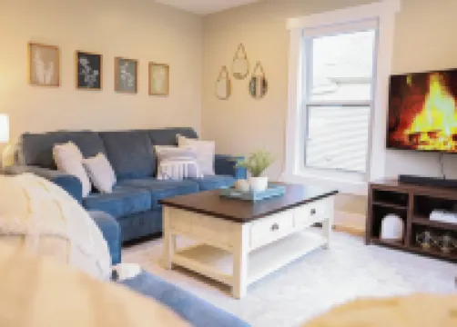 Four bedroom home walking distance to Historical Downtown Lapeer,