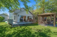 Waterfront w/ Private Pier! Excellent Fishing Year Round! Sunsets & Swimming Hotels in Lake Ripley