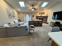 Family Fun! Games, 1G Fast WiFi, 1 King, 2 Queens, & Sofabed, Sleeps 8 in Rogers