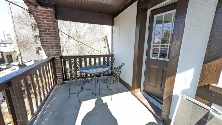 Charming 2-bedroom apartment w/ WiFi, AC in phenomenal Germantown, Philadelphia Отели рядом с достопримечательностью «Моррис Арборетум & Гарденс оф Юниверсити оф Пенсильвания»