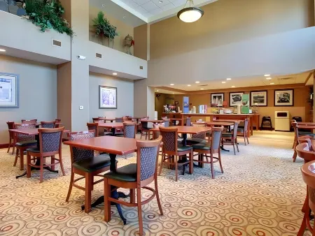 Hampton Inn & Suites West Bend Отели рядом с достопримечательностью «The Pour House»