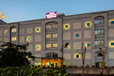 Hotel Ashray Inn Express Hotel in zona Aeroporto Internazionale Sardar Vallabhbhai Patel