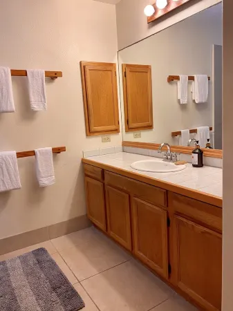 Epic Location!  Short Stroll to iconic beaches to surf and snorkel. Отели в г. Пупекея