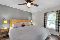 Creekfront mountain cabin on Tumbling Creek with 2 bed, 2 bath and dog friendly!