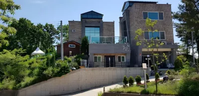 Sun and Moon Pension Hoteles en Ansan