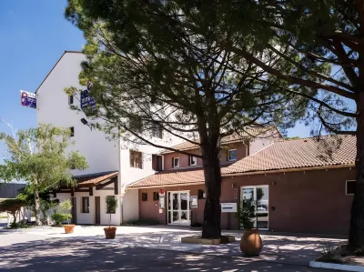 Hôtel le Relais d'Aubagne Hotel dekat Eglise de Saint Pierre Les Aubagne