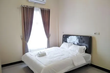 Artayya Puri Homestay Near Terminal Purabaya Madiun Mitra RedDoorz Отели в г. Madiun
